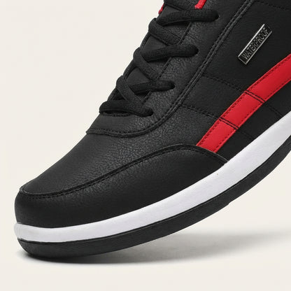 Męskie sneakersy – Detal z bocznym paskiem