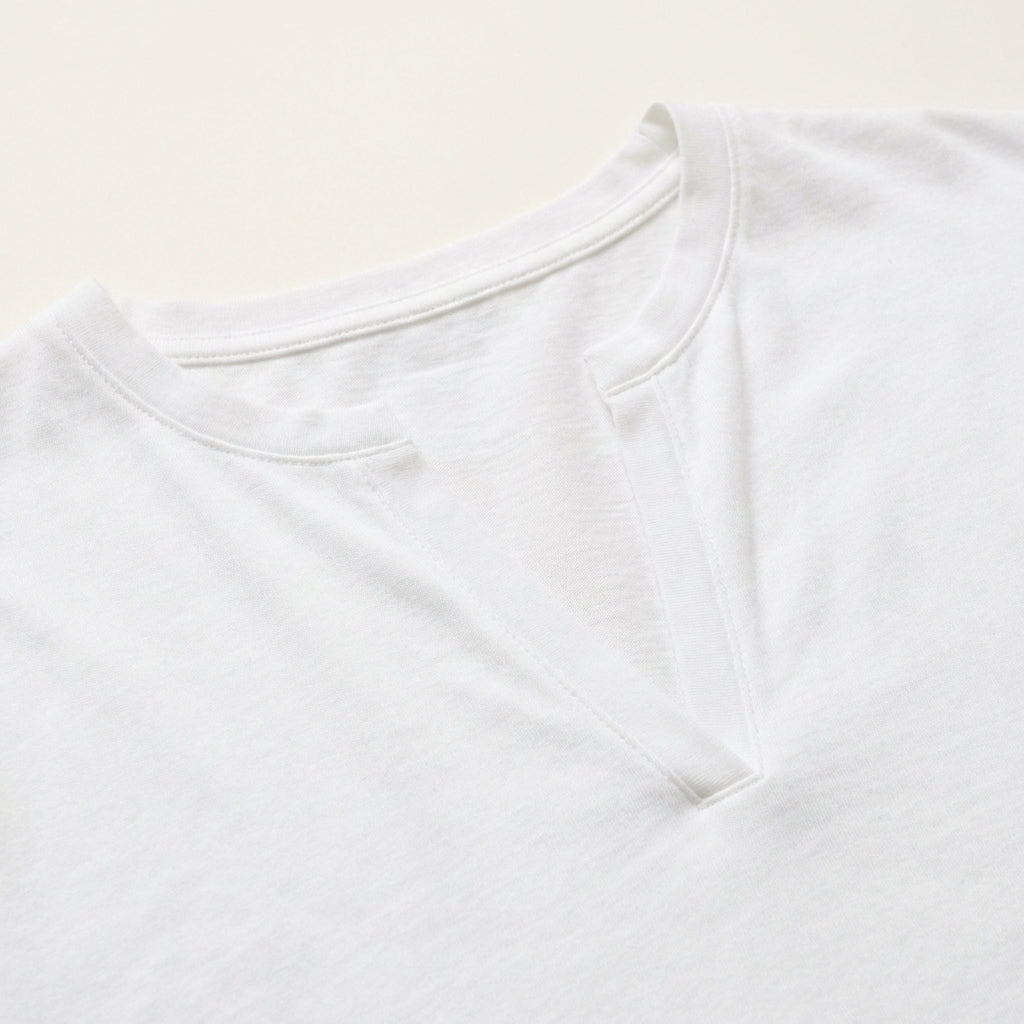 Damski T-shirt z wycięciem przy dekolcie – Krótki rękaw