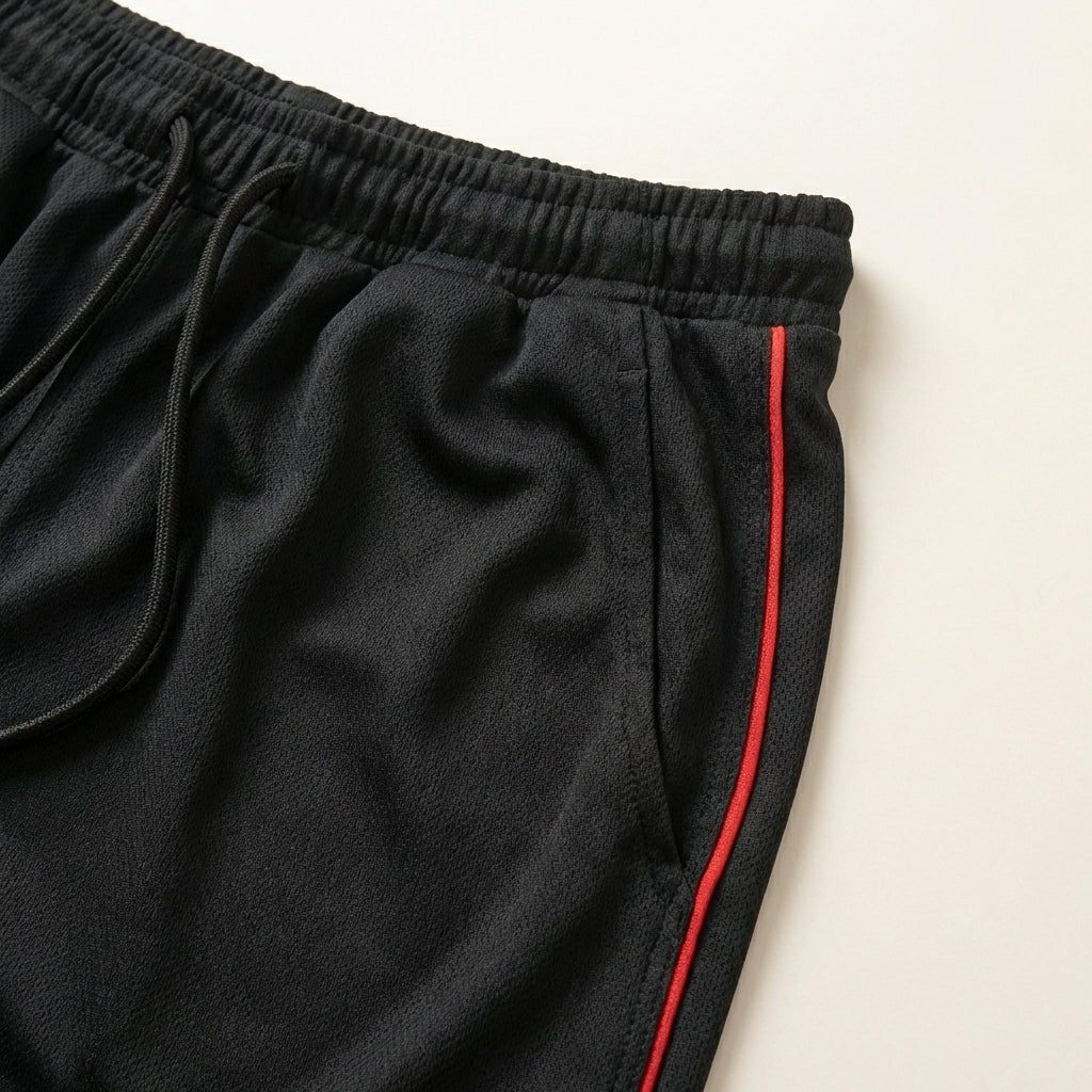 Męskie spodenki sportowe – Detal z bocznym pasem