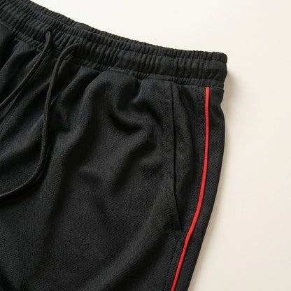 Męskie spodenki sportowe – Detal z bocznym pasem