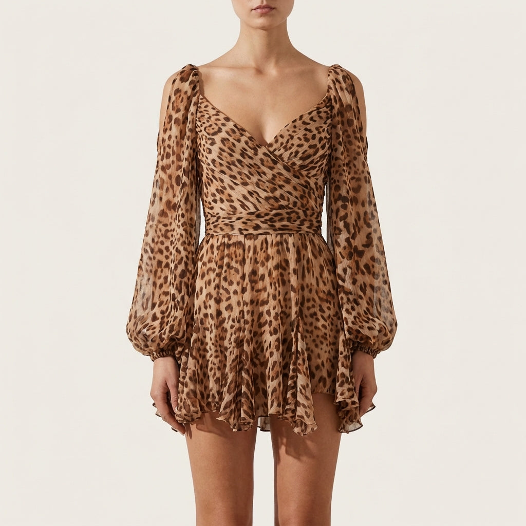 Sukienka w panterkę – Fason typu cold-shoulder