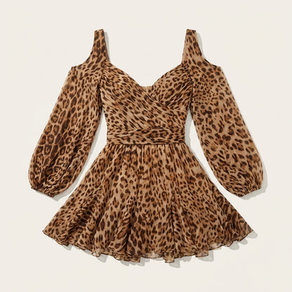 Sukienka w panterkę – Fason typu cold-shoulder