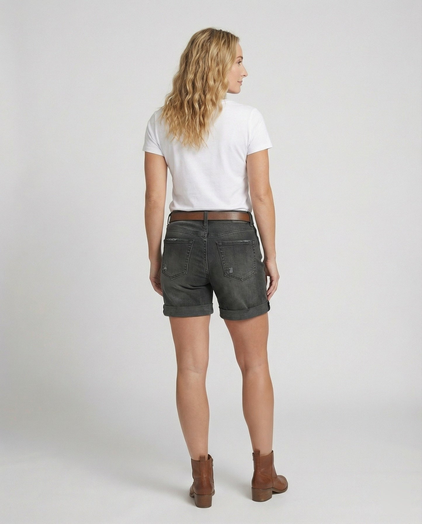 Heidi fashion | Damskie szorty jeansowe z podartymi nogawkami 3