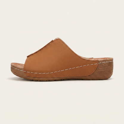 Klapki damskie na koturnie – Brązowa panelowa cholewka i kontrastowe szwy