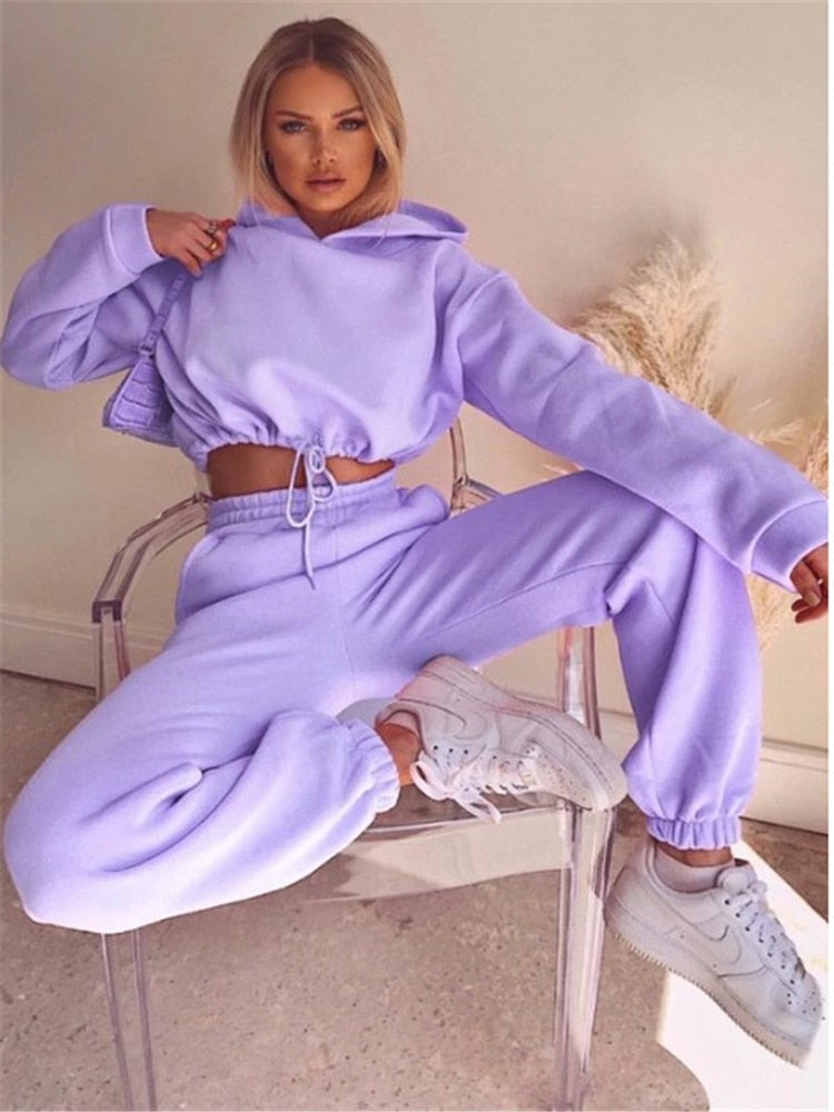 Trendy dresowy komplet damski z krótką bluzą 2