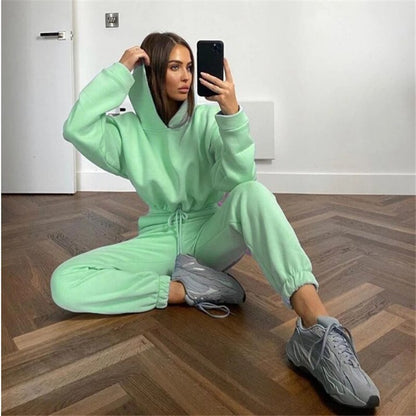 Trendy dresowy komplet damski z krótką bluzą 3