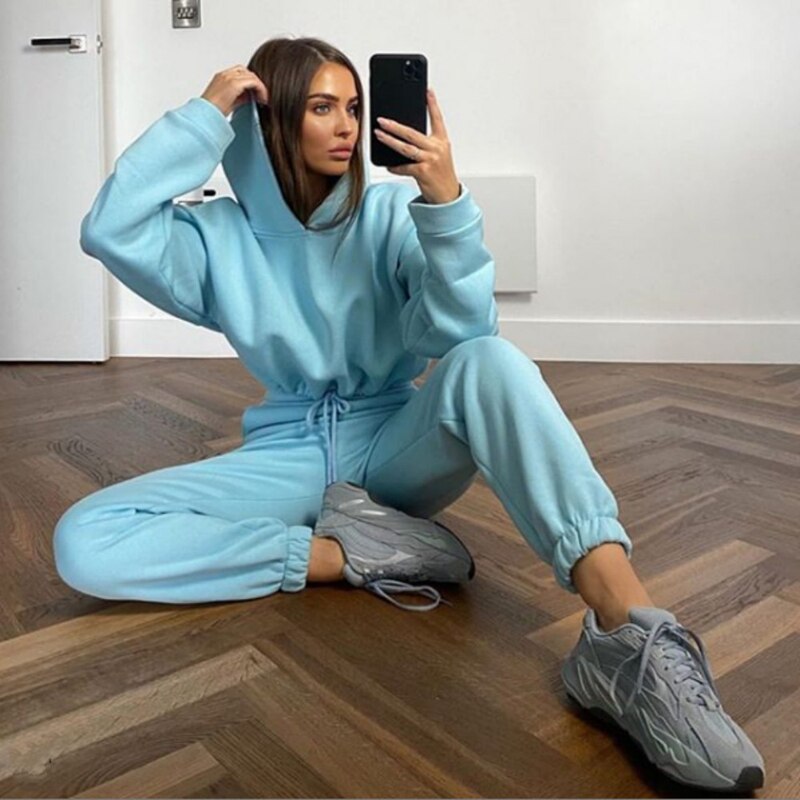 Trendy dresowy komplet damski z krótką bluzą 4